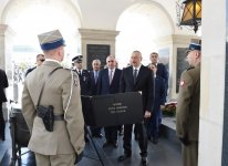 Президент Ильхам Алиев посетил памятник Неизвестному солдату в Варшаве (ФОТО)