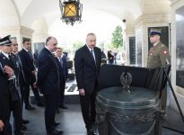 Президент Ильхам Алиев посетил памятник Неизвестному солдату в Варшаве (ФОТО)