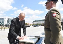 Президент Ильхам Алиев посетил памятник Неизвестному солдату в Варшаве (ФОТО)