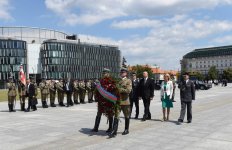 Президент Ильхам Алиев посетил памятник Неизвестному солдату в Варшаве (ФОТО)