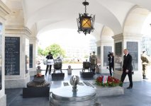 Президент Ильхам Алиев посетил памятник Неизвестному солдату в Варшаве (ФОТО)