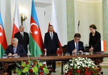 Azerbaijan, Poland sign documents (PHOTO)