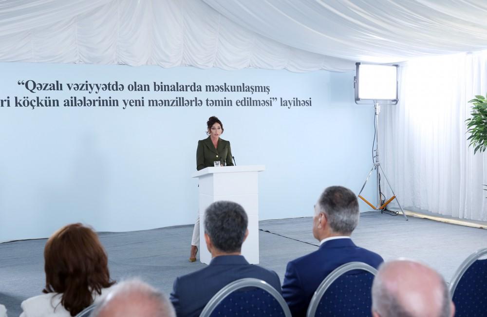 Первый вице-президент Азербайджана Мехрибан Алиева приняла участие в церемонии выдачи новых квартир семьям вынужденных переселенцев (ФОТО) (версия 3)