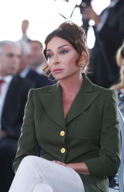 Первый вице-президент Азербайджана Мехрибан Алиева приняла участие в церемонии выдачи новых квартир семьям вынужденных переселенцев (ФОТО) (версия 3)