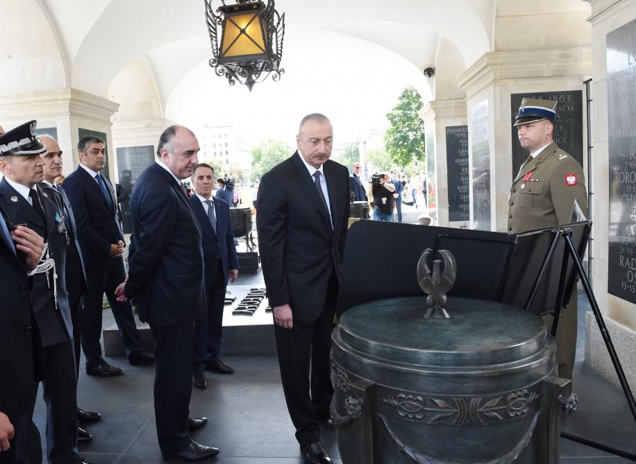 Президент Ильхам Алиев посетил памятник Неизвестному солдату в Варшаве (ФОТО)