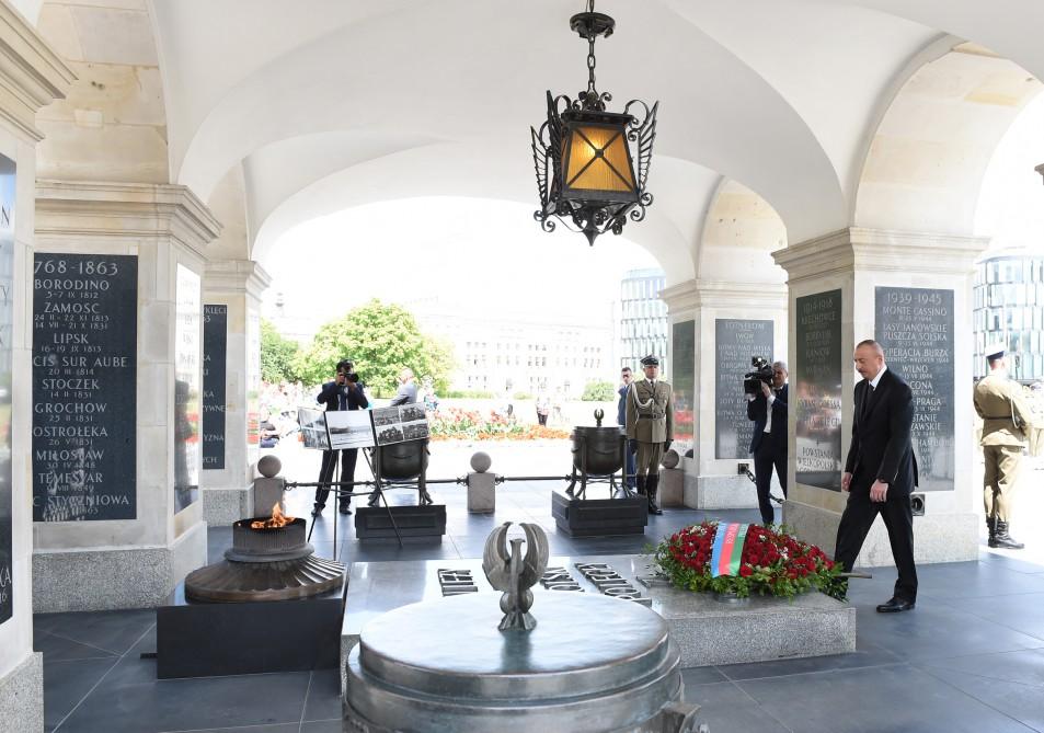 Президент Ильхам Алиев посетил памятник Неизвестному солдату в Варшаве (ФОТО)