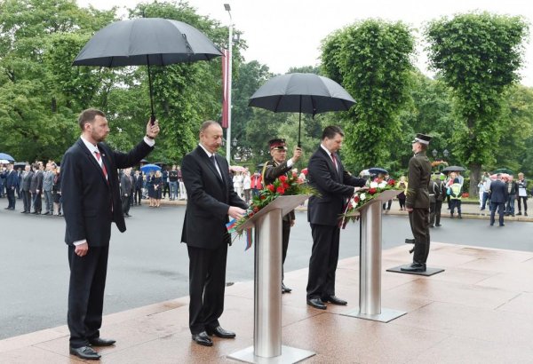 Ilham Aliyev visits Freedom Monument in Latvia (PHOTO)