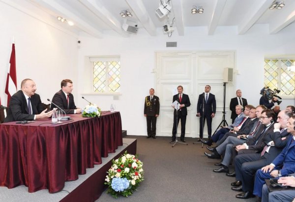 Azerbaijani, Latvian presidents make press statements (PHOTO)