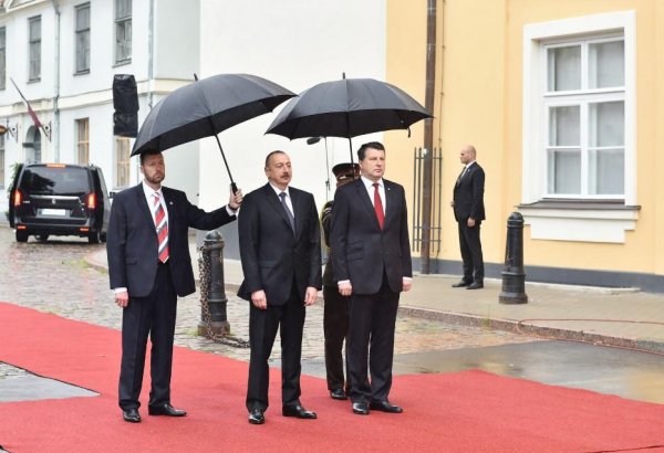 Official welcome ceremony held for Ilham Aliyev in Riga (PHOTO)