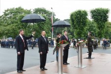 Президент Ильхам Алиев посетил памятник «Свободы» в Риге (ФОТО)