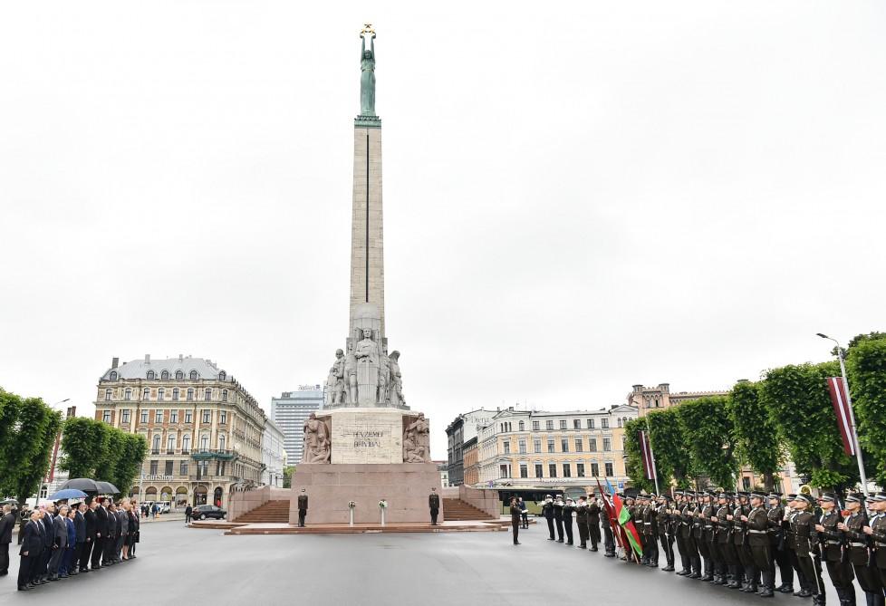 Президент Ильхам Алиев посетил памятник «Свободы» в Риге (ФОТО)