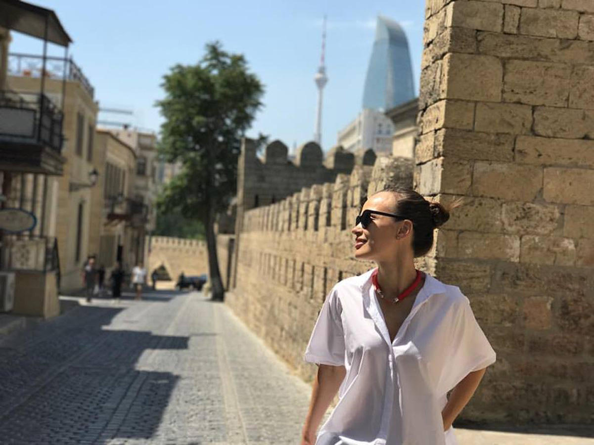Анна Зезина: Из социальных сетей в волшебный контраст Баку (ФОТО)