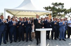 Президент Ильхам Алиев принял участие в открытии проекта обеспечения поселка Пираллахи питьевой водой (ФОТО)