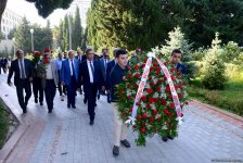 Представители медиа почтили память общенационального лидера Гейдара Алиева в Аллее почетного захоронения (ФОТО)