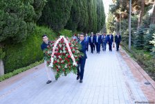 Представители медиа почтили память общенационального лидера Гейдара Алиева в Аллее почетного захоронения (ФОТО)