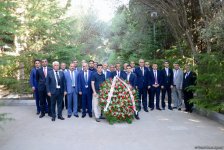 Представители медиа почтили память общенационального лидера Гейдара Алиева в Аллее почетного захоронения (ФОТО)