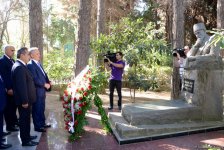 Представители медиа почтили память общенационального лидера Гейдара Алиева в Аллее почетного захоронения (ФОТО)