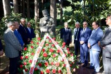 Представители медиа почтили память общенационального лидера Гейдара Алиева в Аллее почетного захоронения (ФОТО)