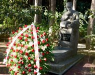 Представители медиа почтили память общенационального лидера Гейдара Алиева в Аллее почетного захоронения (ФОТО)