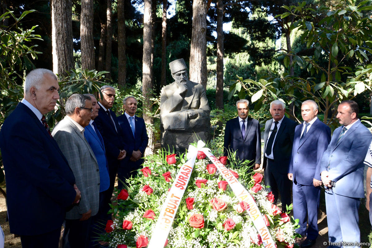 Представители медиа почтили память общенационального лидера Гейдара Алиева в Аллее почетного захоронения (ФОТО)