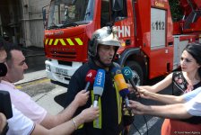 Пожар в здании в центре Баку потушен (ФОТО/ВИДЕО)