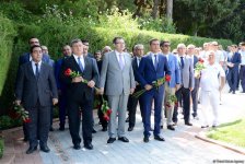 Коллектив министерства молодежи и спорта Азербайджана посетил могилу великого лидера Гейдара Алиева (ФОТО)