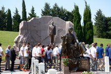 Коллектив министерства молодежи и спорта Азербайджана посетил могилу великого лидера Гейдара Алиева (ФОТО)