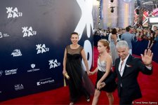 Российские звезды на красной дорожке фестиваля "ЖАРА" в Баку (ФОТО)