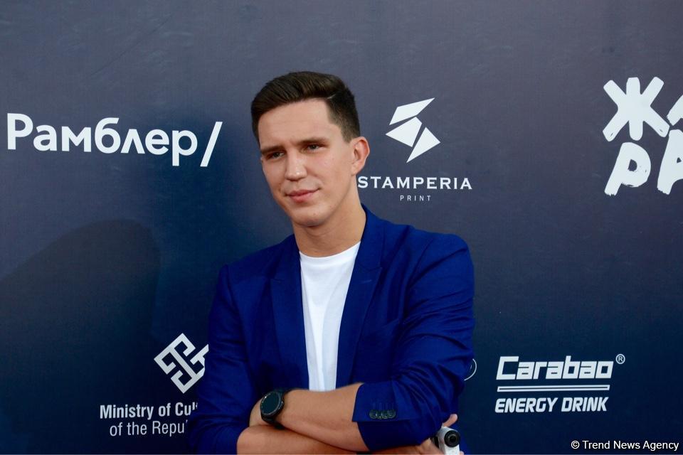 Российские звезды на красной дорожке фестиваля "ЖАРА" в Баку (ФОТО)