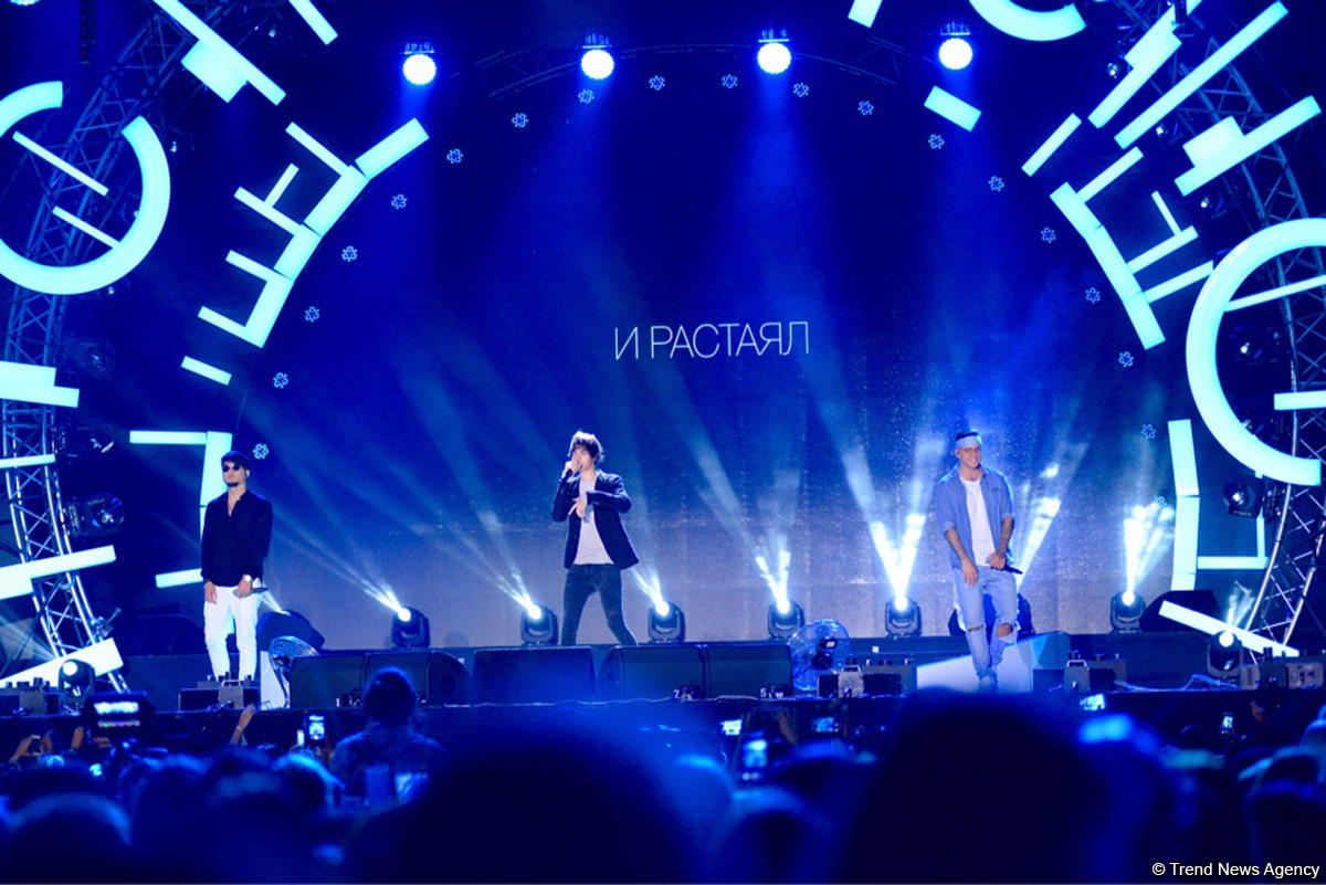 Солист MBAND встретил день рождения на сцене фестиваля "ЖАРА" (ФОТО, ВИДЕО)