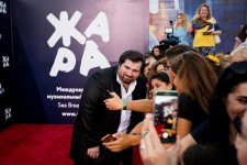 Селфи со звездами - интересные моменты фестиваля "ЖАРА" в Баку (ФОТО)