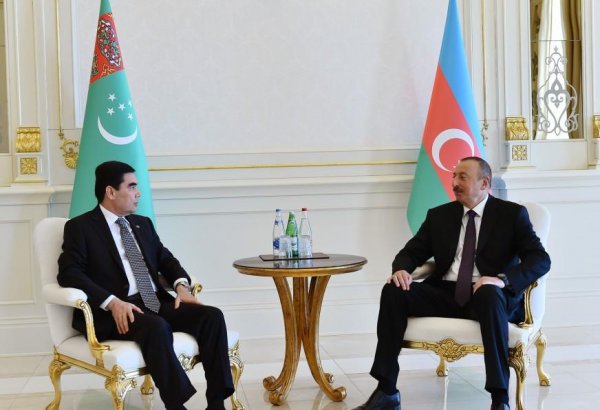 Azerbaijani, Turkmen presidents hold one-on-one meeting (PHOTO)