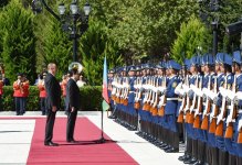 В Баку состоялась церемония официальной встречи президента Туркменистана (ФОТО)