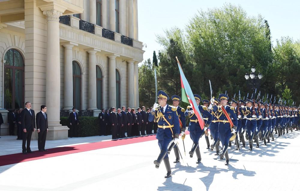 В Баку состоялась церемония официальной встречи президента Туркменистана (ФОТО)