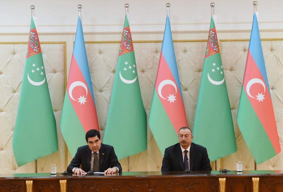 Президенты Азербайджана и Туркменистана выступили с заявлениями для печати (ФОТО)
