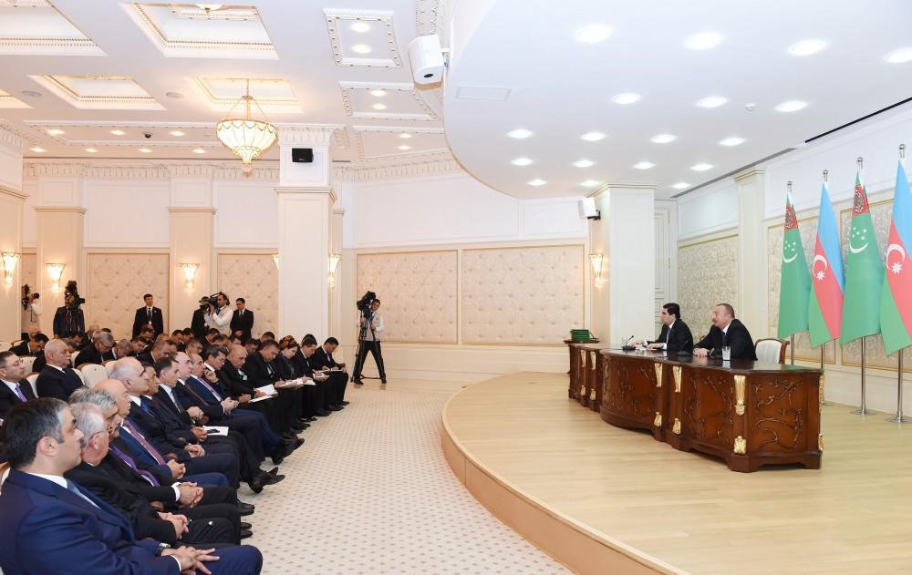 Президенты Азербайджана и Туркменистана выступили с заявлениями для печати (ФОТО)