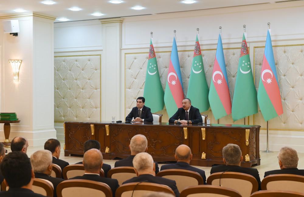 Президенты Азербайджана и Туркменистана выступили с заявлениями для печати (ФОТО)