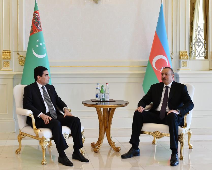 Azerbaijani, Turkmen presidents hold one-on-one meeting (PHOTO)