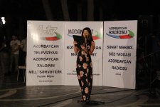 Анвер Садыгов и ансамбль "Qaytağı" исполнили на Площади фонтанов песни из кинофильмов (ФОТО)