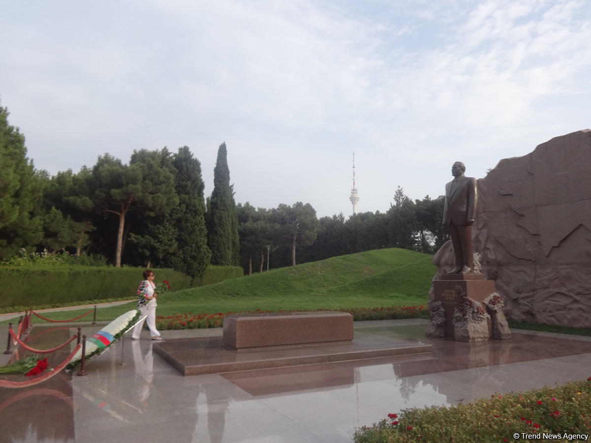 В Баку почтили память Муслима Магомаева (ФОТО)