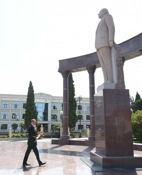 President Ilham Aliyev arrives in Shamkir district for visit (PHOTO)