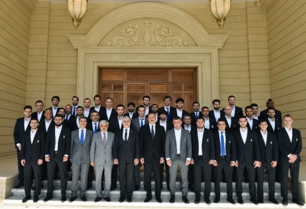 President Ilham Aliyev receives Qarabag football club players (PHOTO)