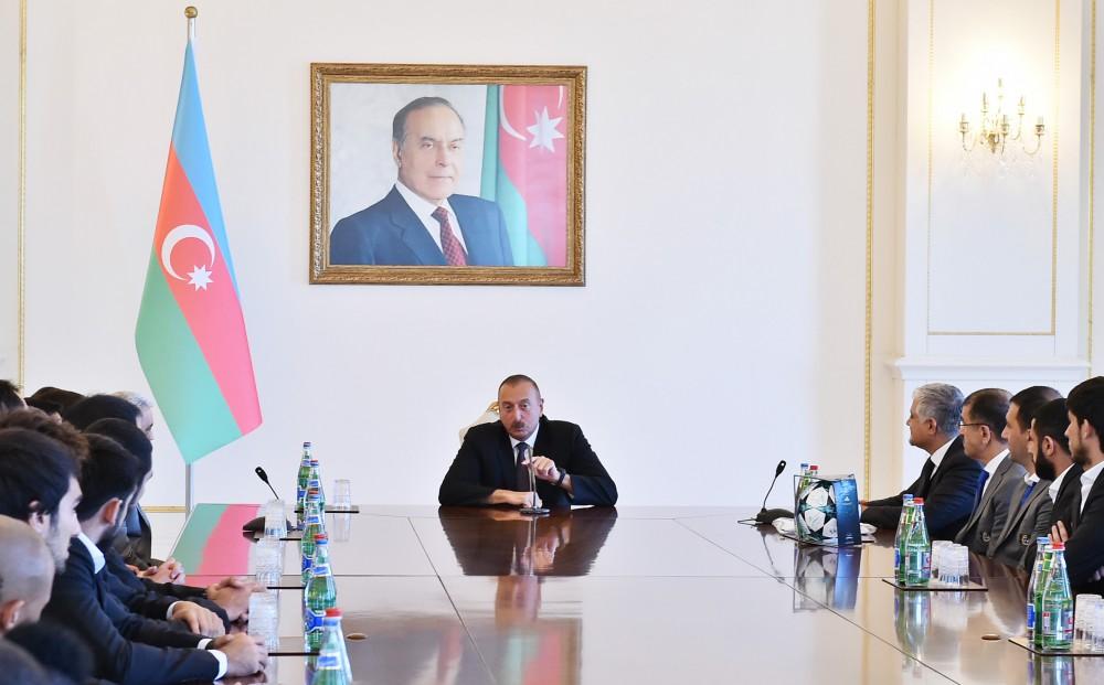 Президент Ильхам Алиев принял состав футбольного клуба "Карабах" (ФОТО)