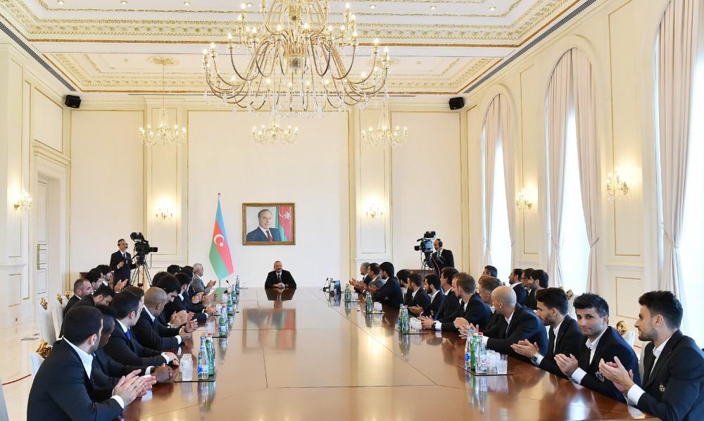 Президент Ильхам Алиев принял состав футбольного клуба "Карабах" (ФОТО)
