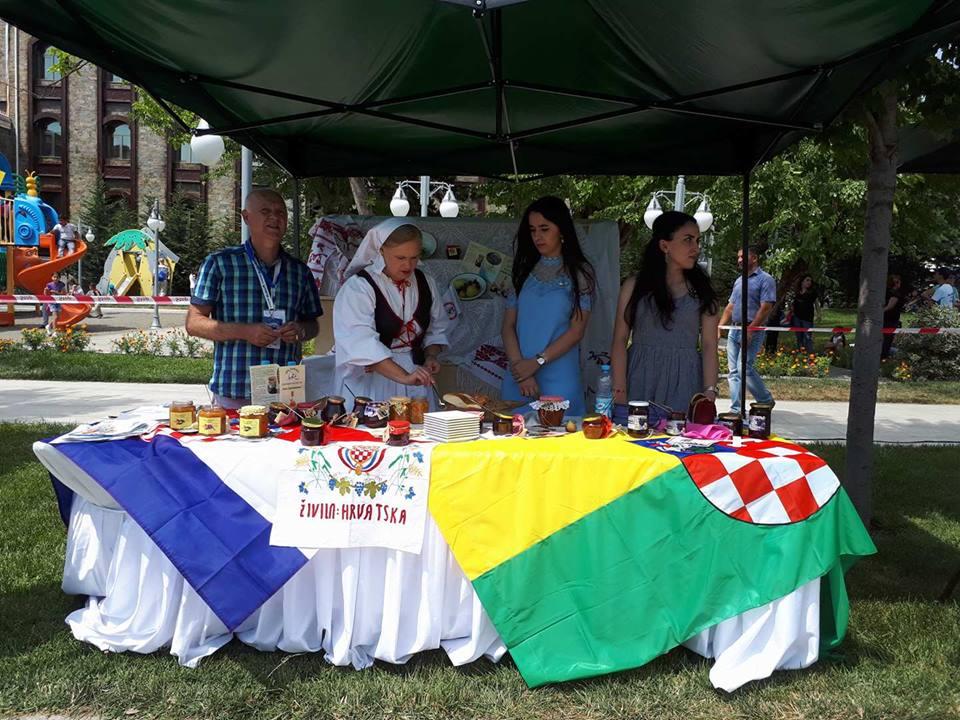 В Габале открылся Международный фестиваль варенья (ФОТО)
