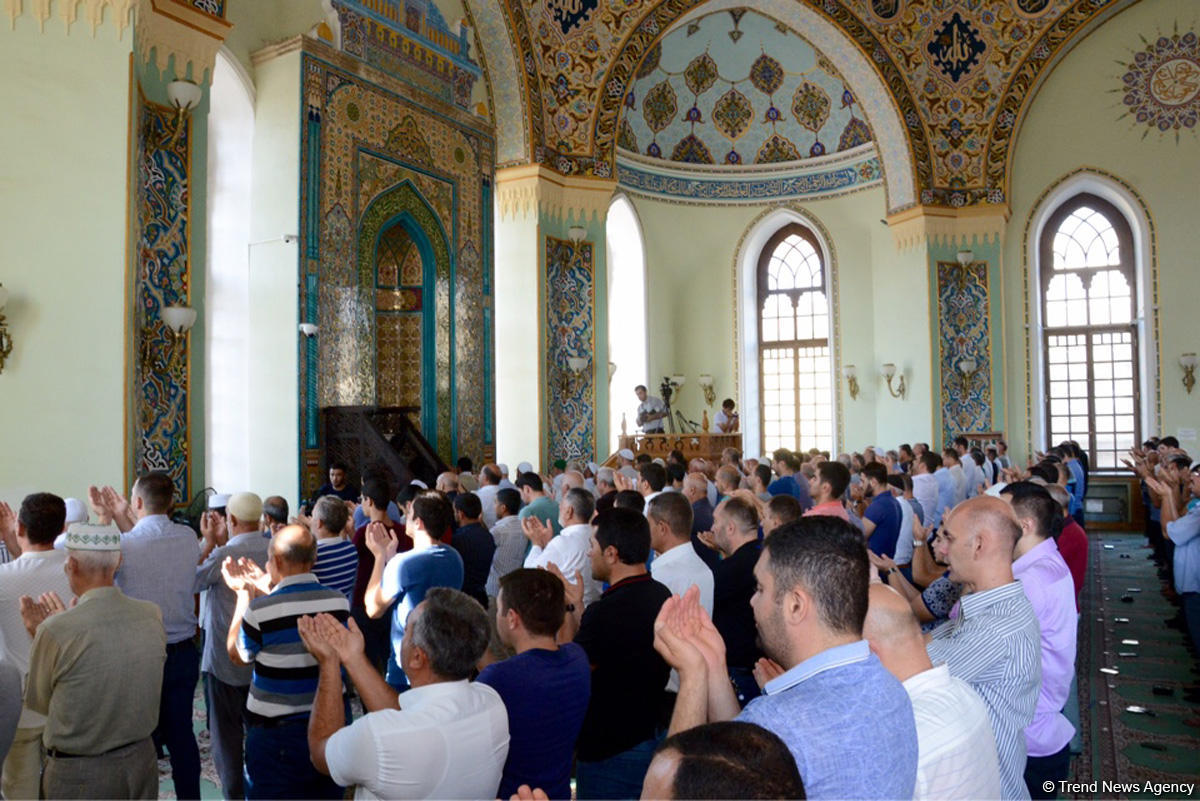 В связи с праздником Гурбан во всех мечетях Азербайджана был совершен праздничный намаз (ФОТО)