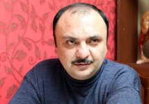 Ильгар Саиль и Анар Нагылбаз приглашают туристов на Площадь фонтанов
