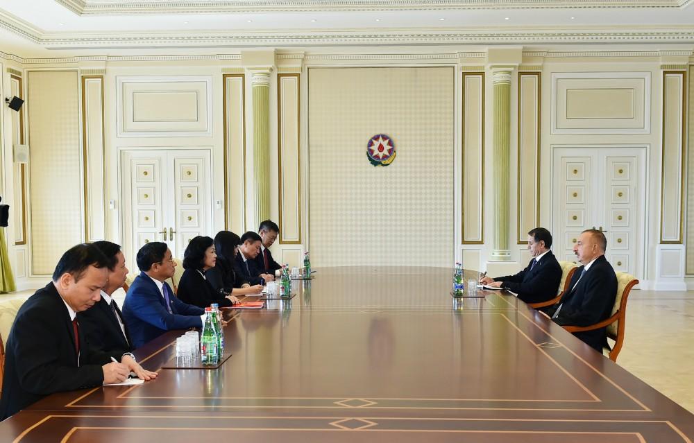 President Aliyev receives delegation led by secretary of Vietnam Communist Party (PHOTO)