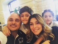 Кто из азербайджанских звезд повел детей в первый класс (ФОТО)