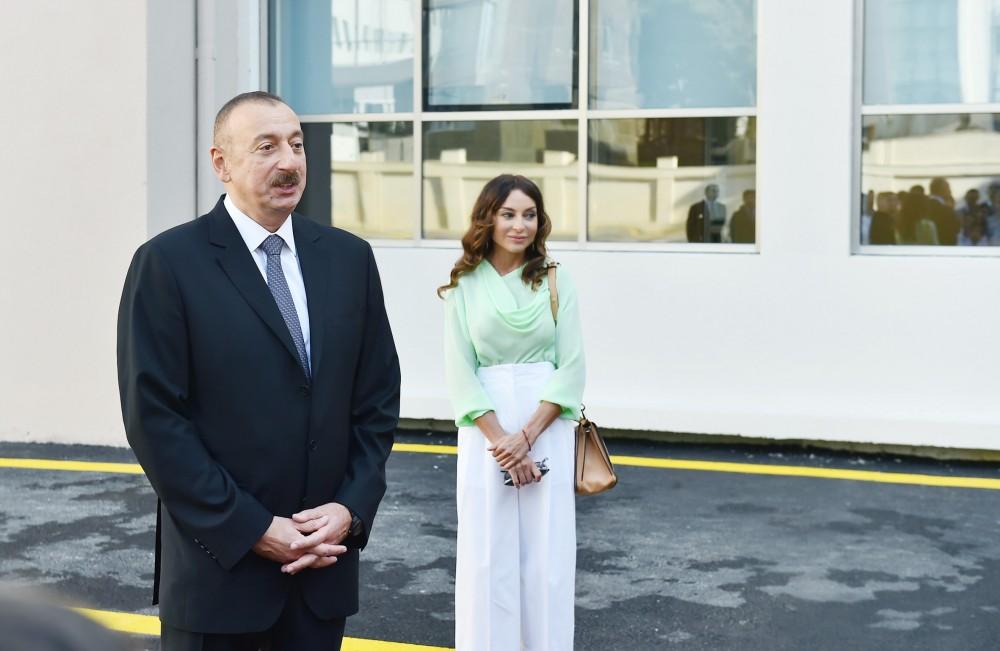 Президент Ильхам Алиев и его супруга приняли участие в открытии нового здания школы-лицея номер 20 в Баку (ФОТО) (версия 2)
